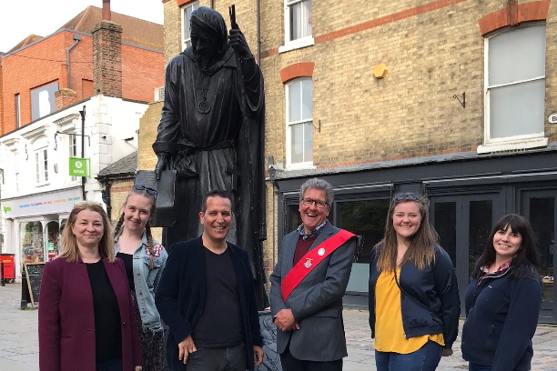 Group tour by Chaucer Statue
